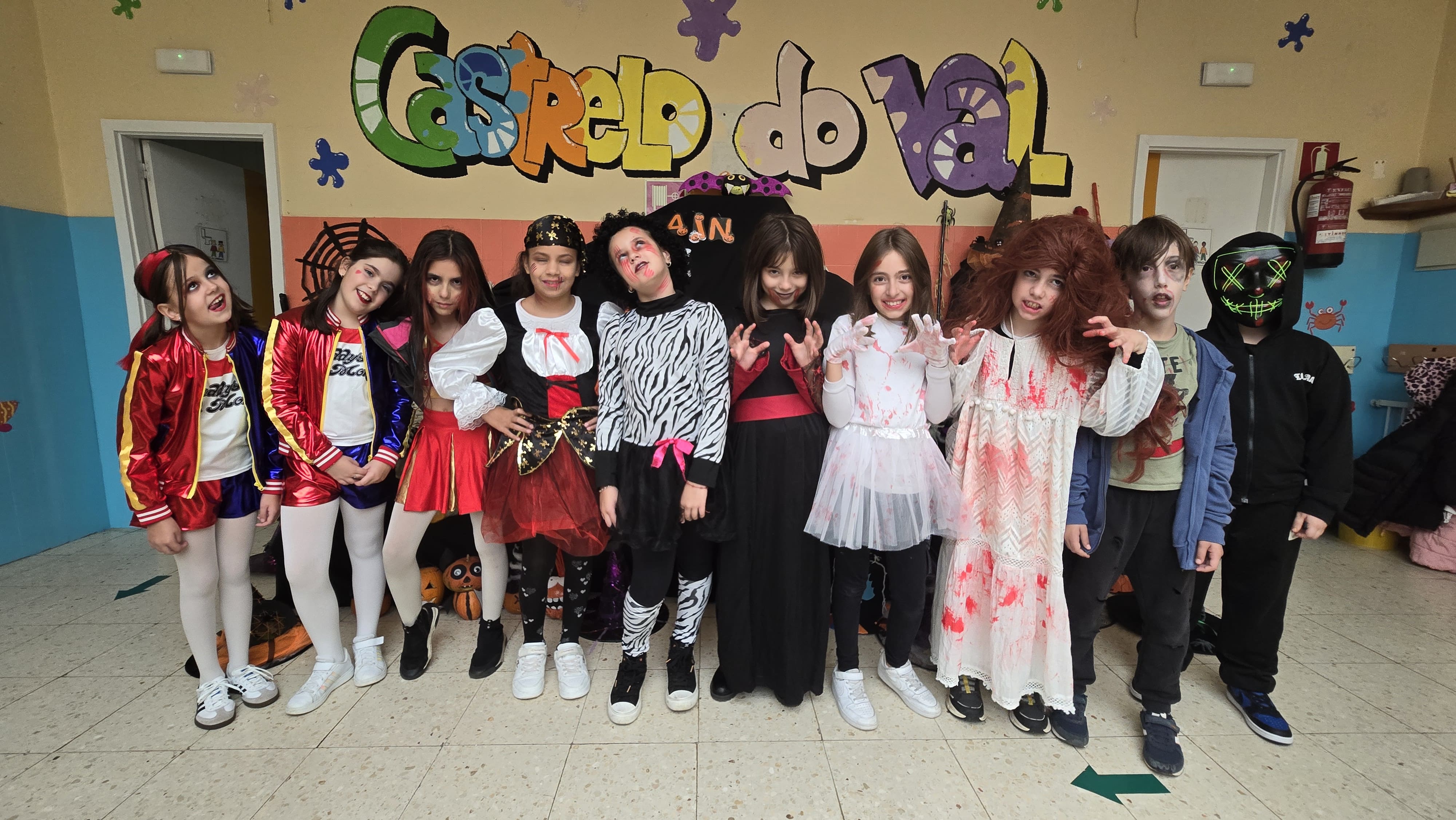 FOTO GRUPAL DISFRAZADOS COMPRIMIDA